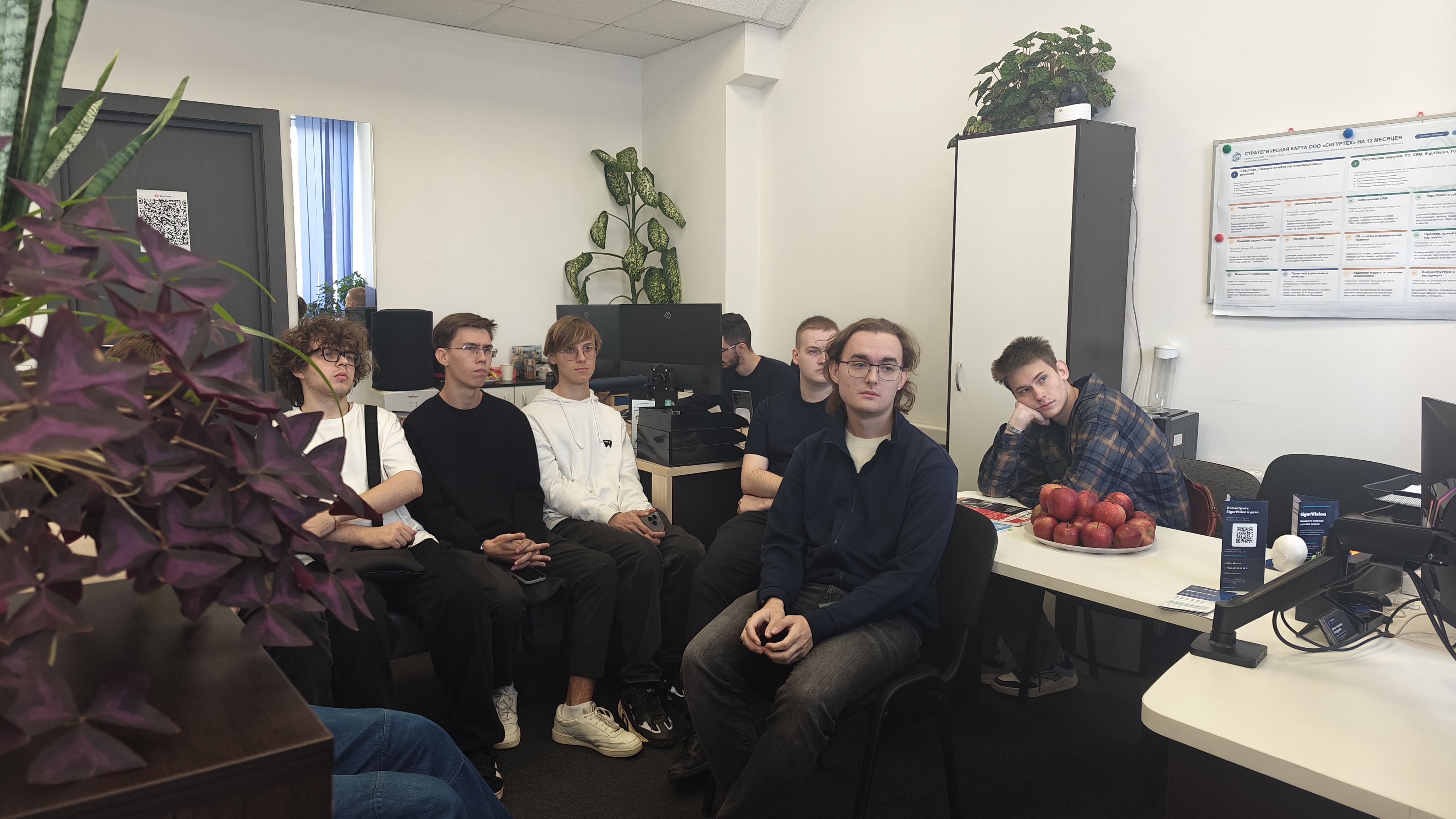 Участники встречи знакомятся с работой видеоаналитики